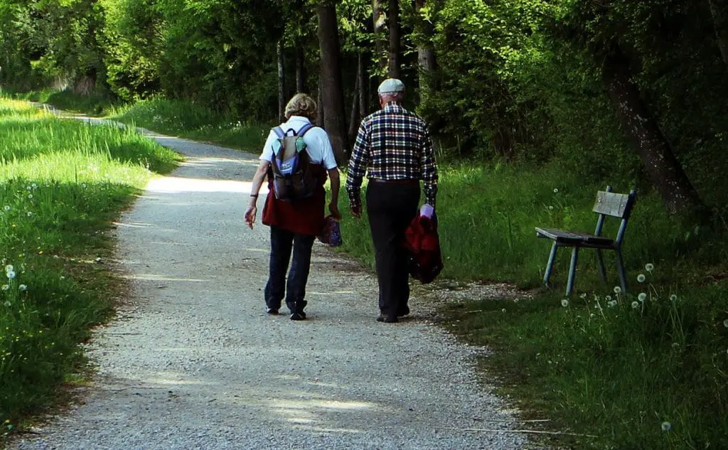 alte Menschen wandern