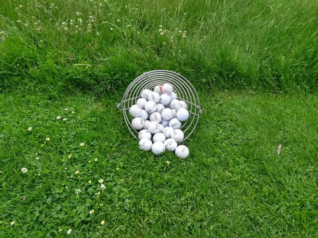 Golfbälle im ausgeschütteten Korb