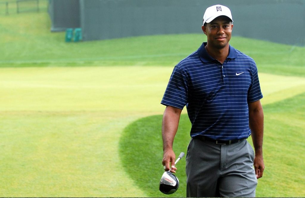Mein Golf Klischee: Tiger Woods im typischen Golfer Outfit auf einem Golfplatz 
