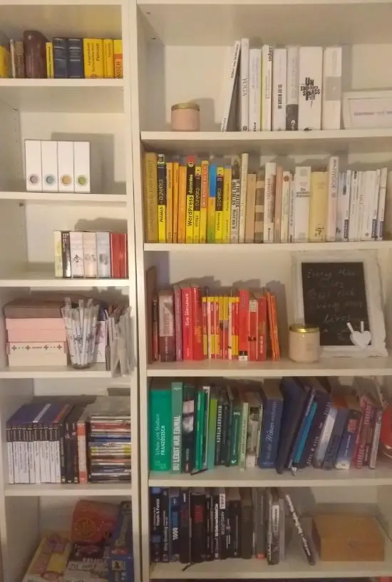Ordentliches Bücherregal nach Farben sortiert