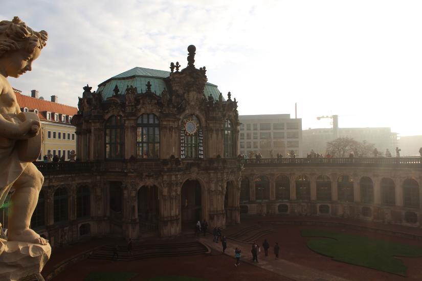 Dresdner Zwinger: Blick von der Mauer auf den Eingang der Museen