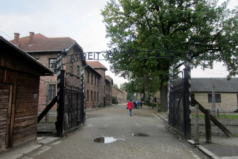 Schwarzer Tourismus? - Ein Besuch in Auschwitz-Birkenau 1 arbeit macht frei schild