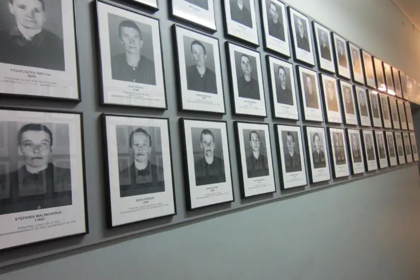 Wand mit Bildern von in Auschwitz ermordeten
