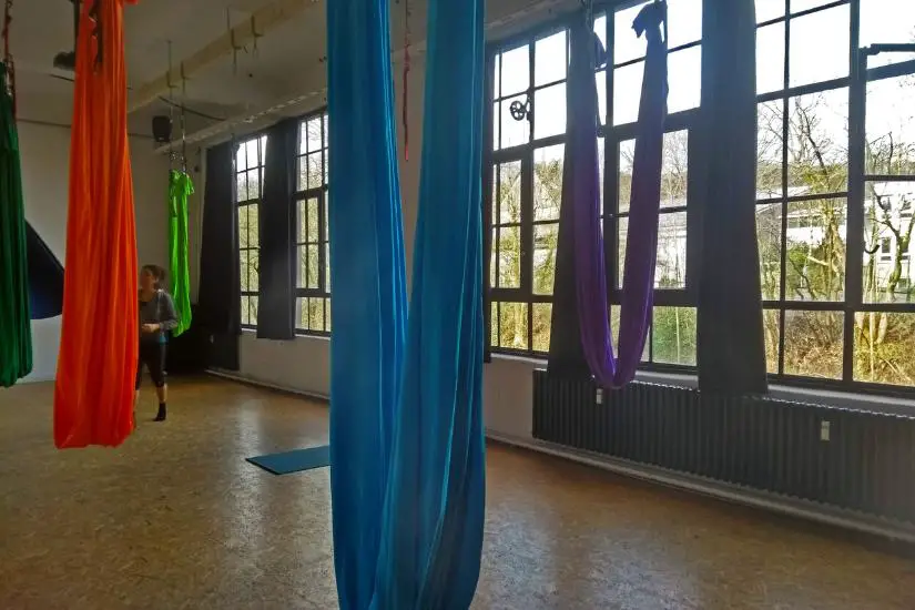 Aerial Yoga-Tücher, die von der Decke hänhen