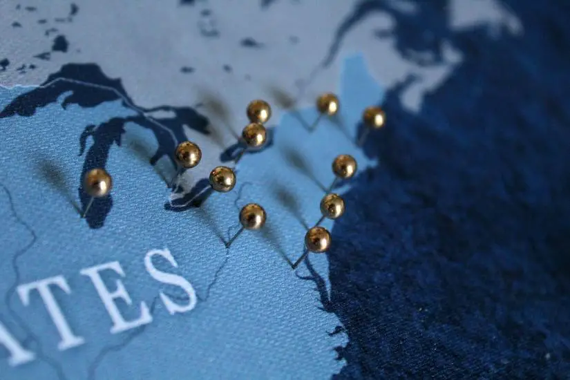 Route USA & Kanada Ostküste mit goldenen Pins auf einer blauen Weltkarte