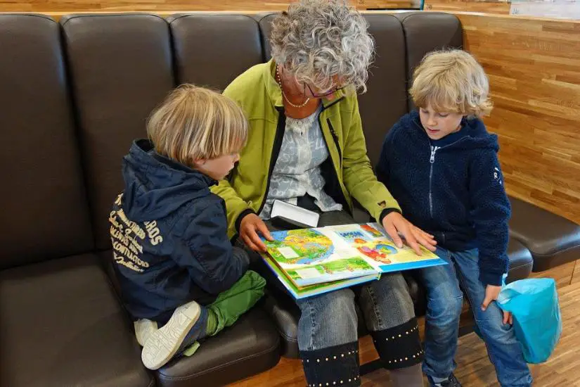 Großmutter liest ihren zwei Enkeln vor