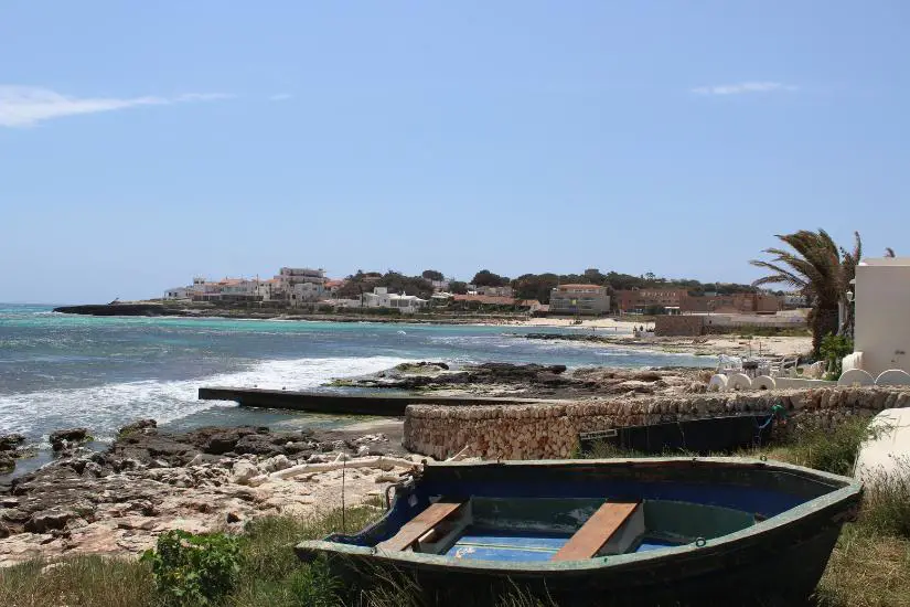 Punta Prima (Menorca) Küste mit Boot im Vordergrund
