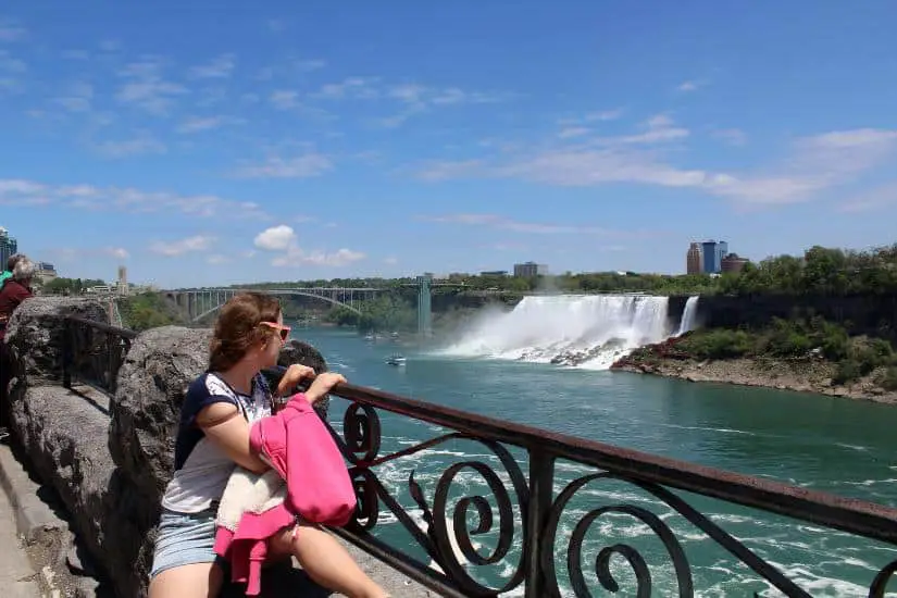 Blick vom kanadischen auf die American Falls und Bridal Falls (Niagara Fälle)