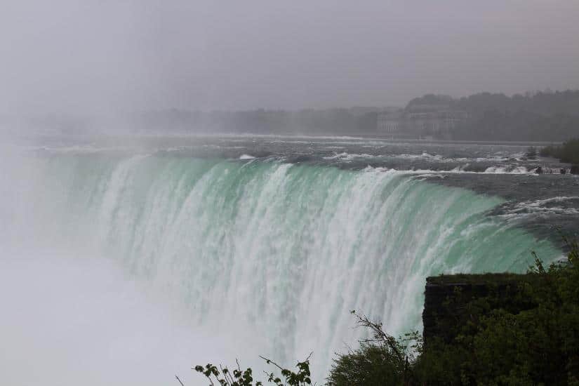 Alternativtext. Die gewaltigen Wassermassen der Niagara Fällen waren Kulissen in diversen Spielfilmen