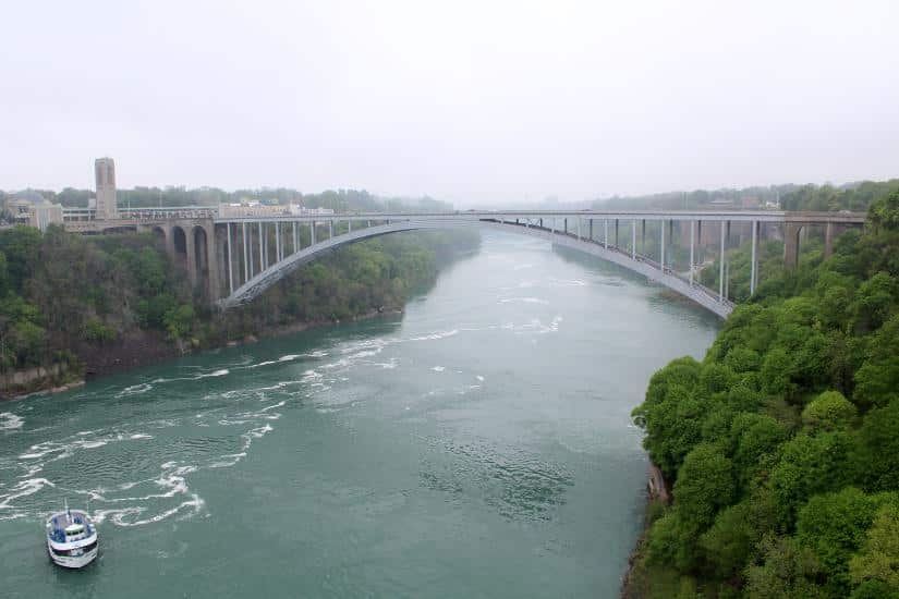 Die Rainbow Bridge bei den Niagara Fällen