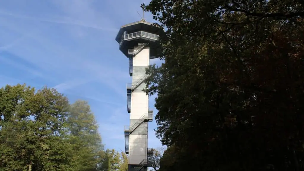Der Boudewijnturm am Dreiländerpunkt (belgische Seite)