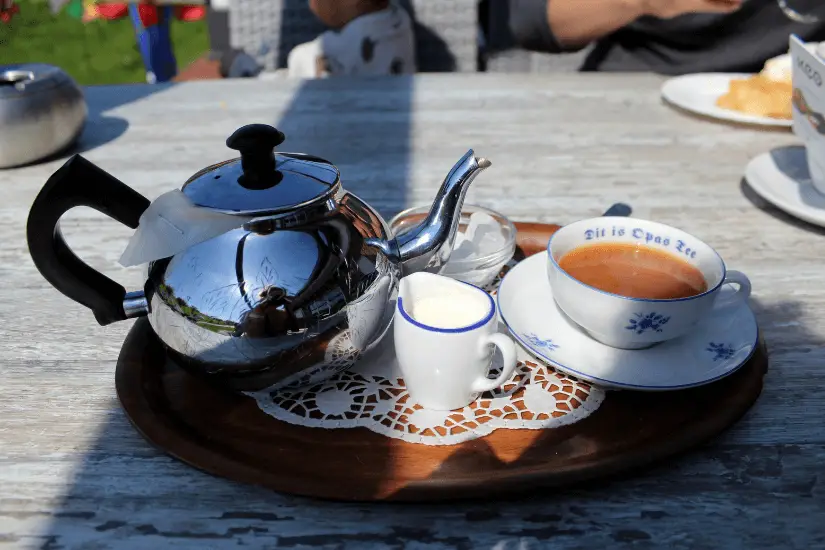 9 Schritte zur perfekten ostfriesischen Teezeremonie 1 ostfriesische kaffeetafel