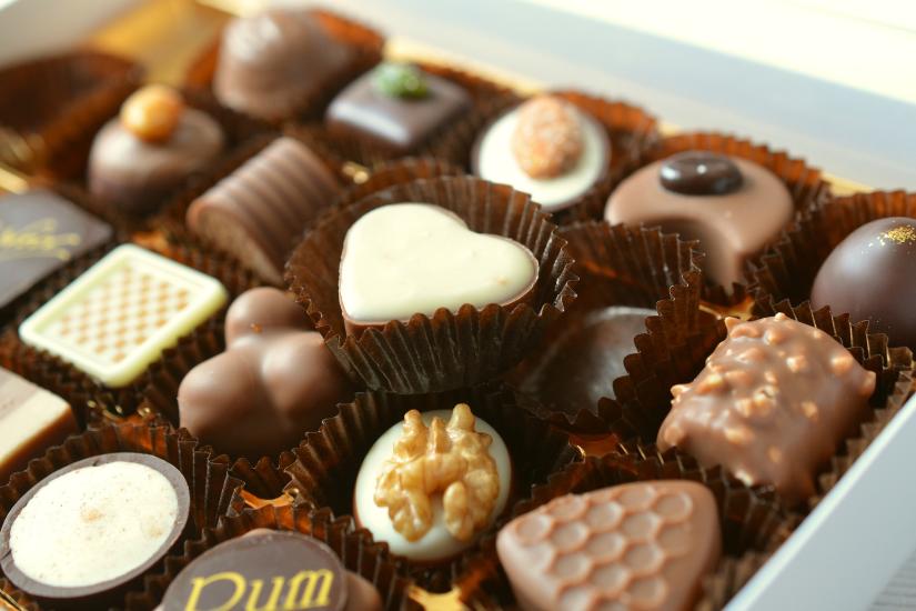 Offene Schachtel mit Schokoladenpralinen
