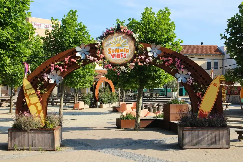 Schild Summer Vibes im Center Parc Port Zelande