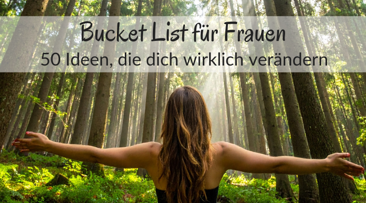 Frau mit ausgebreiteten Armen im sonnendurchfluteten Wald als Symbol für Freiheit, Mut und persönliche Entwicklung.